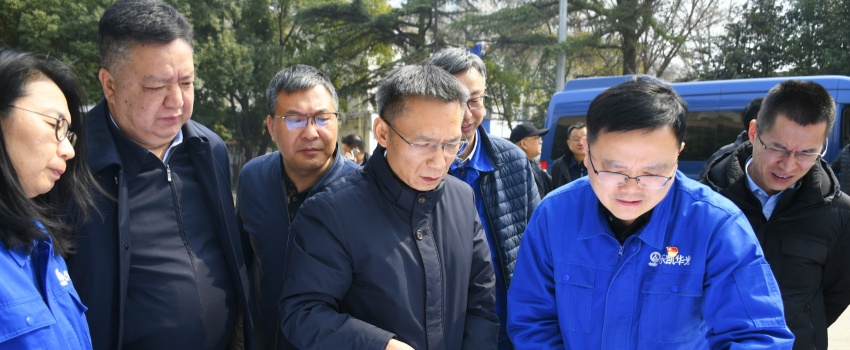 集團(tuán)公司黨組成員、總會(huì)計(jì)師陳林到樂(lè)凱華光調(diào)研